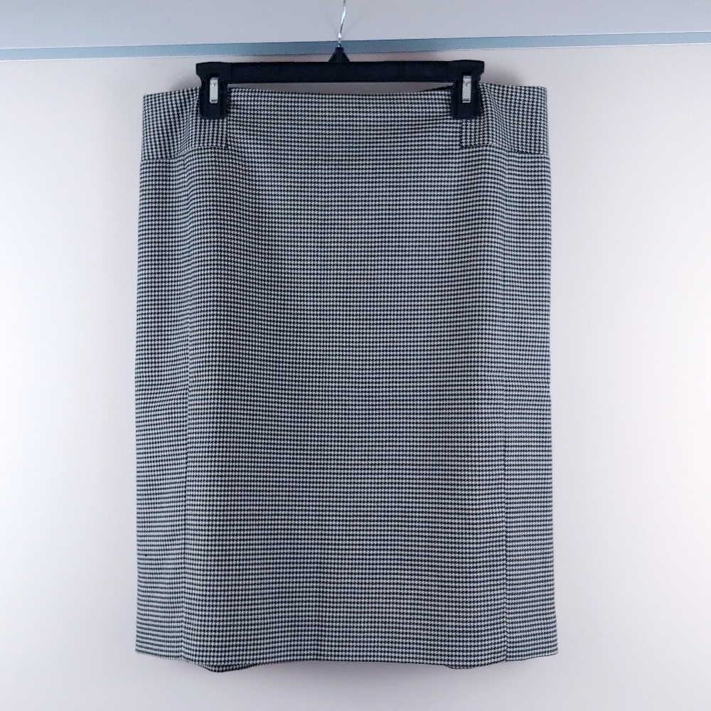 Ann Taylor Petites Black and White Houndstooth Pencil Skirt